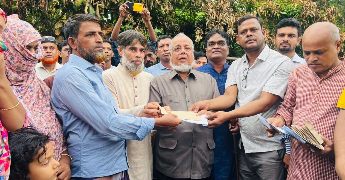 আ’গু’নে পু’ড়ে ক্ষ’তি’গ্র’স্থ ৮ পরিবারের মাঝে আর্থিক সহায়তা